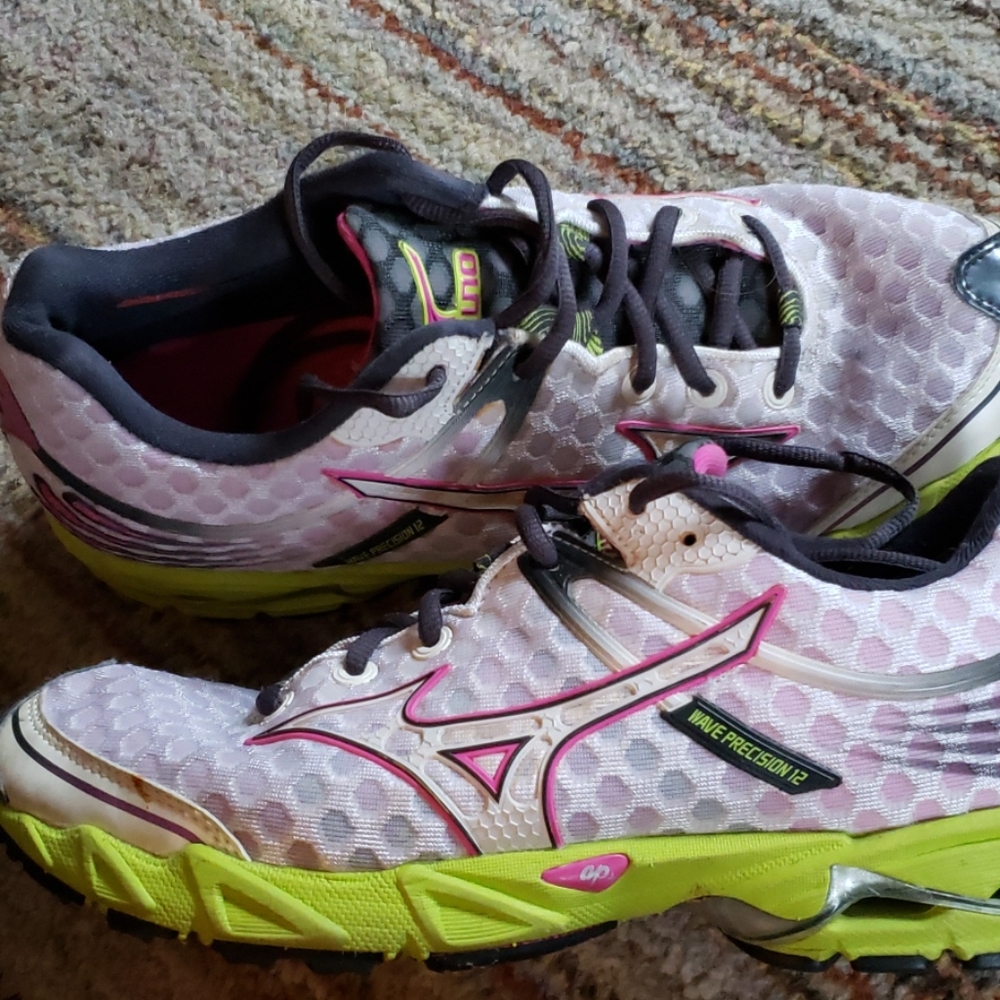Womens Mizuno Wave Precision 12  size 9.5